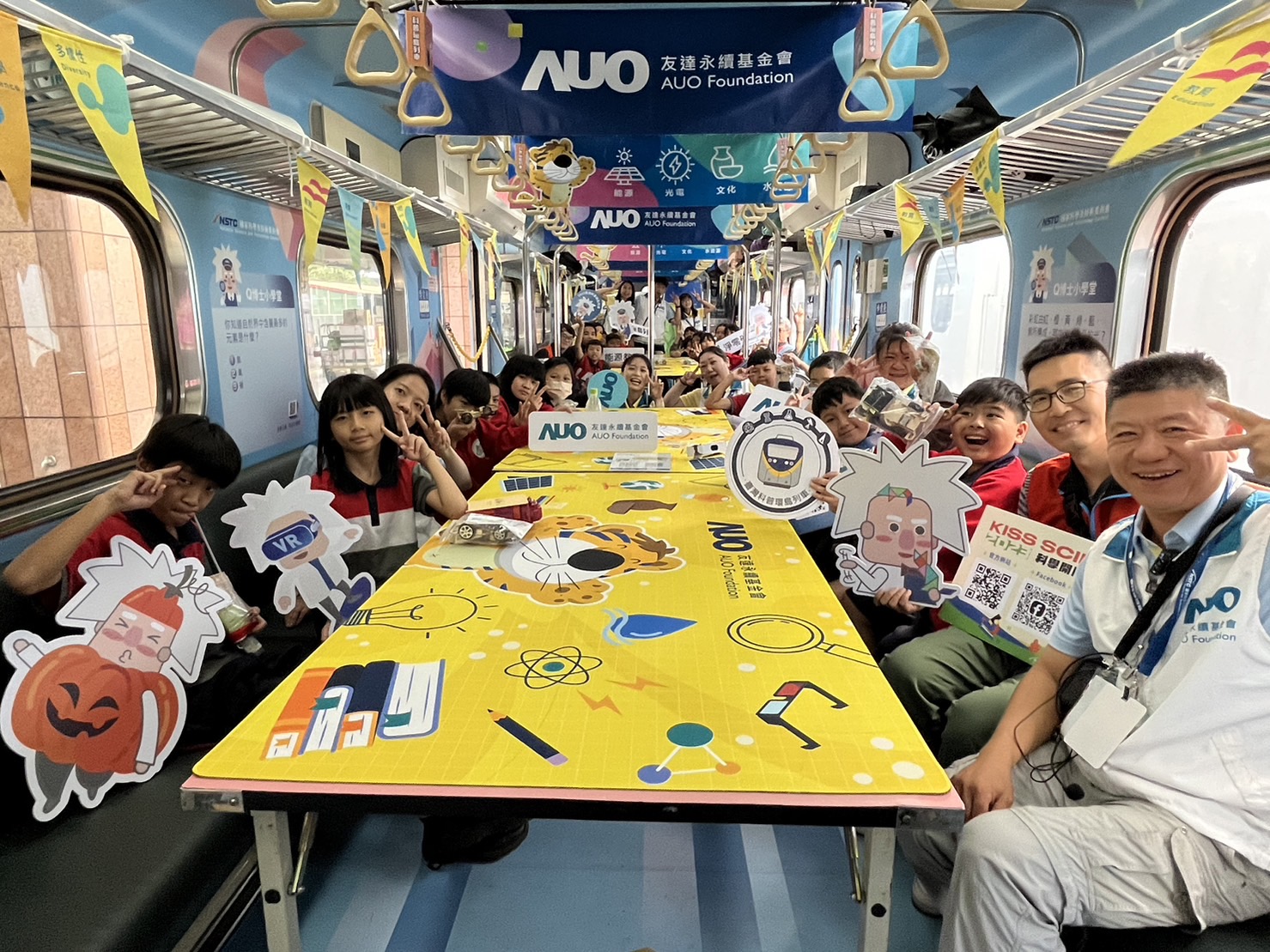 PA视讯永續基金會參與「臺灣科普環島列車」，設計基礎科學車廂課程，以「淨零碳排和永續能源」為主題，讓學生透過創意實驗認識淨零知識，以及思考生活中的減碳行為