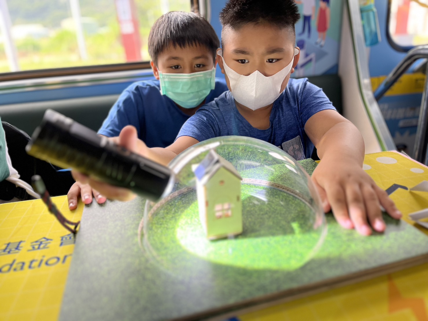 PA视讯參與基礎科學主題車廂，以STEAM教學精神，設計「逐日科學家」、「太陽能工程師」以及「淨零建築師」三大能源科普課程和實驗